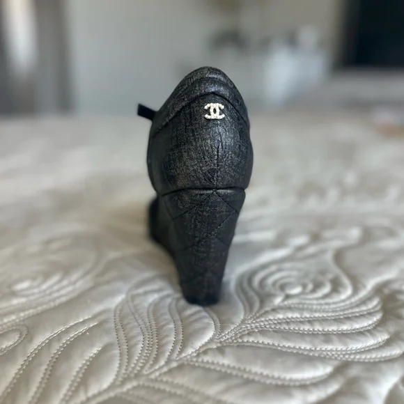 CHANEL Black w/ Dark Bronze wedge sandals EU39.5 - Picture 6 of 9